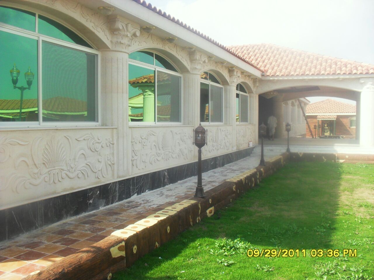 <p>اعمال الزخارف الحجرية</p>