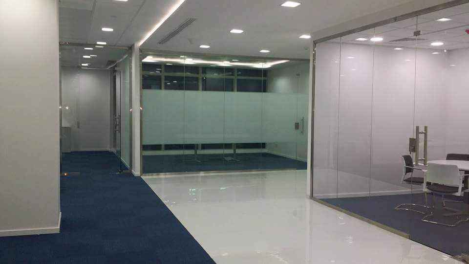 من أعمال الزجاج السكريت المراياللمقاولات العامة