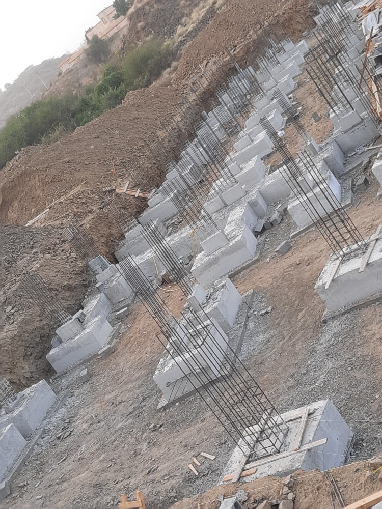 <p>أساسات مجمع تجاري ومحطة محروقات</p>
