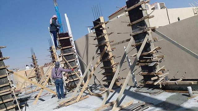 ترميم منازل بناء ملاحق تركيب عوازل اسطح اصباغ داخلي خارجي 