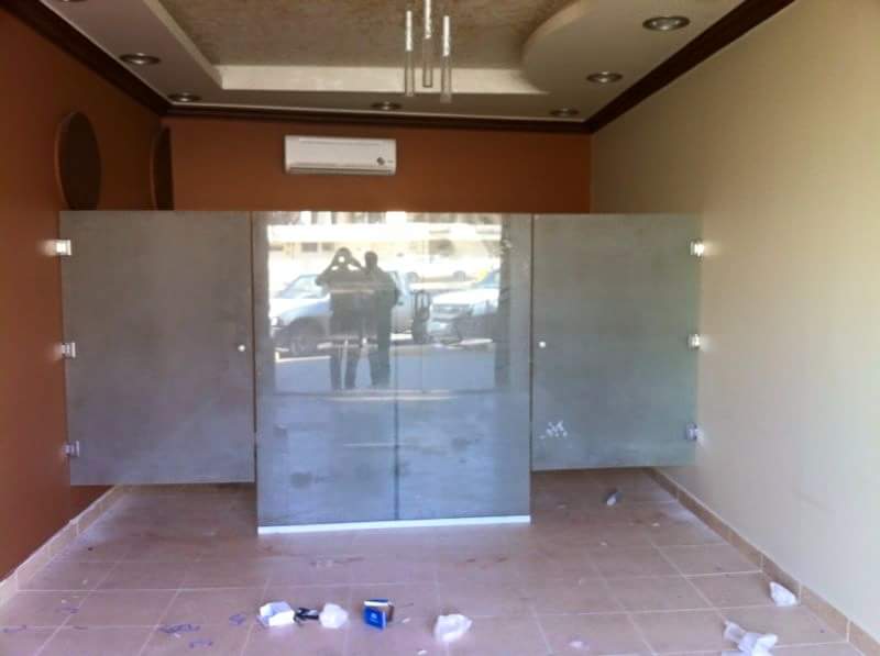 من أعمال زجاج سكريت والمرايا وجميع أعمال الزجاج والألمنيوم