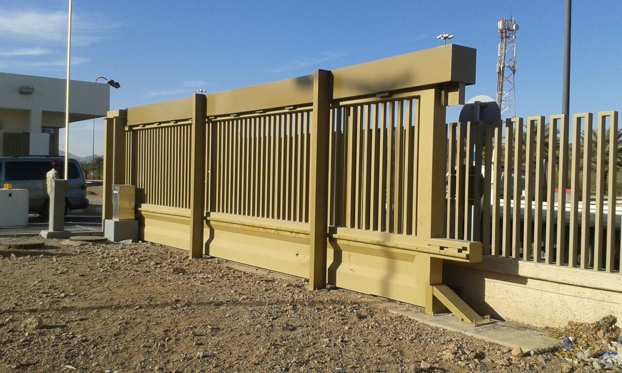 <p>بوابة معدنية</p>