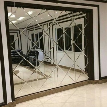 <p>مرايا الزجاج</p>